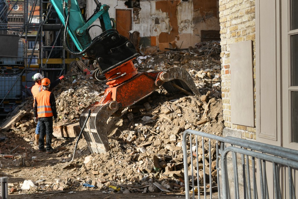Demolition grapple loading concrete and C&D debris